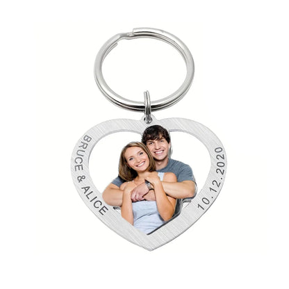 Double-Sided Engraving Is Possible, Customized Photo Portrait Heart-Shaped Stainless Steel Keychain, a Warm and Personalized Keepsake, Suitable for Daily Key Storage and as a Portable Accessory. It Can Be Used as an Exclusive Gift for Birthdays, Anniversa