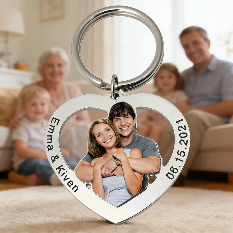 Double-Sided Engraving Is Possible, Customized Photo Portrait Heart-Shaped Stainless Steel Keychain, a Warm and Personalized Keepsake, Suitable for Daily Key Storage and as a Portable Accessory. It Can Be Used as an Exclusive Gift for Birthdays, Anniversa